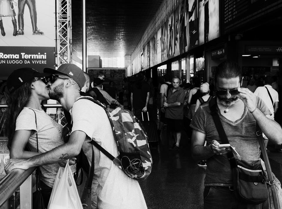 Un bacio prima di partire - Pic by © Giuseppe Ardica - Roma Street Photography